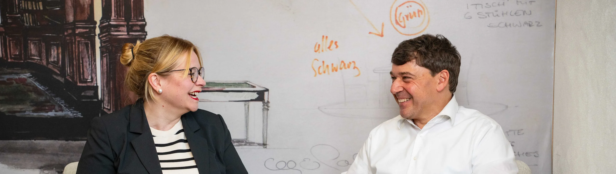 Die Fachanwälte Nina Schnabel und Christopher Frey freuen sich über die eingegangen Bewerbungen junger Anwält:innen