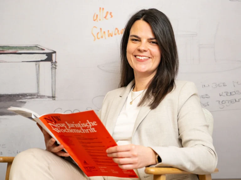Anwältin Julia Witthüser informiert sich über juristische Neuigkeiten mit dem Magazin "Neue juristische Wochenschrift"