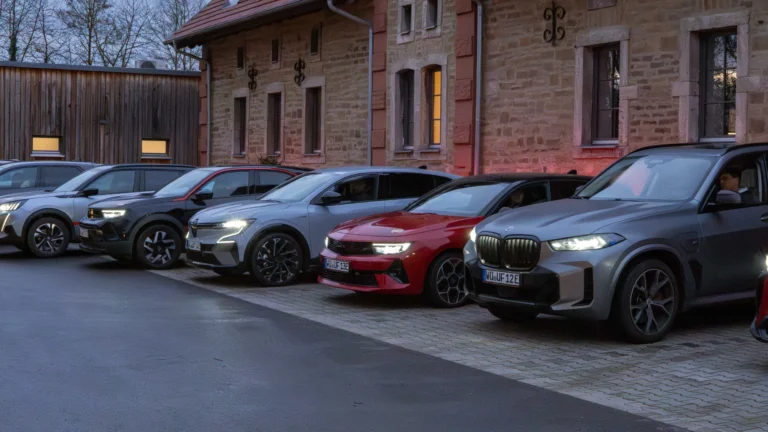 Fuhrpark der Würzburger Anwaltskanzlei für Verkehrsrecht Meyer & Frey mit Autos von Opel, Renault, BMW und weitere