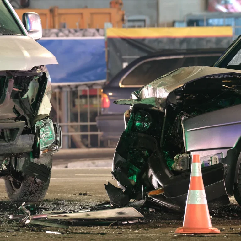 Verkehrsunfall eines VW Bus mit einem VW Golf mit Frontalzusammenstoß